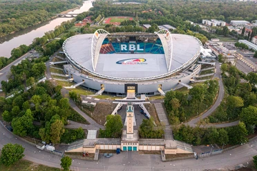 Luftaufnahme der Red Bull Arena in Leipzig, umgeben von Bäumen und der Weißen Elster