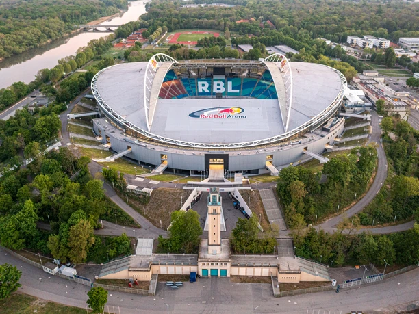 Luftaufnahme der Red Bull Arena in Leipzig, umgeben von Bäumen und der Weißen Elster