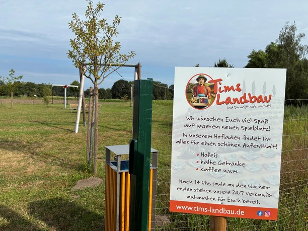 Tims_Eingang_Spielplatz.jpg