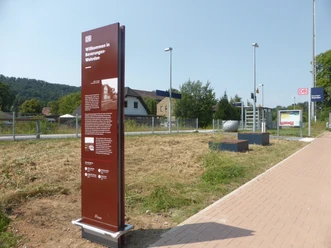Schild mit Aufschrift Willkommen in Beverungen-Wehrden sowie Ortsinformationen und Sehenswürdigkeiten