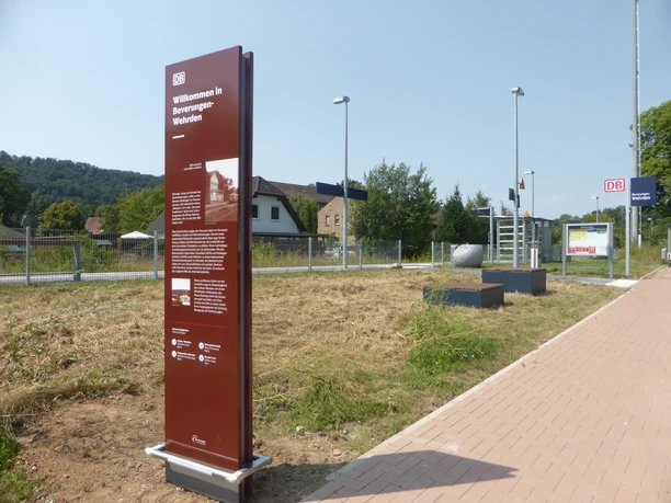 Schild mit Aufschrift Willkommen in Beverungen-Wehrden sowie Ortsinformationen und Sehenswürdigkeiten