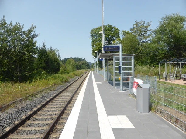 Gleis mit Bahnsteig und überdachtem Wartebereich