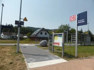 Bahnhof Beverungen-Wehrden Informationstafel, ebenerdiger Zugang zu den Gleisen