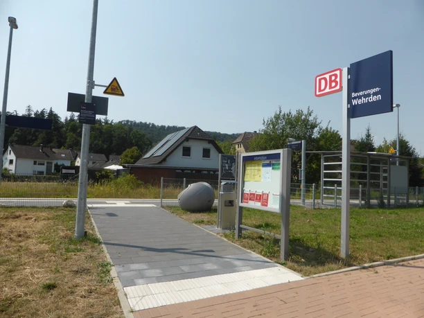 Informationstafel, ebenerdiger Zugang zu den Gleisen