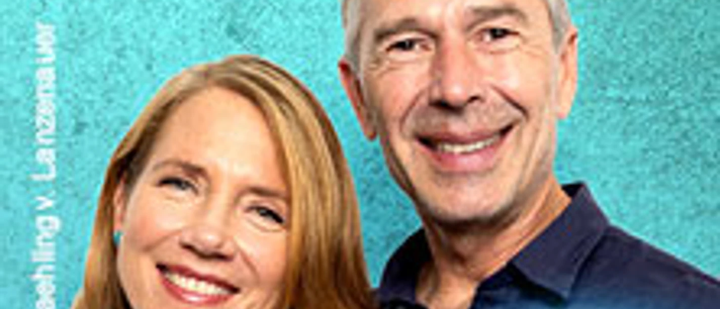 Porträt von Sabine und Dirk Steffens vor türkisfarbenem Hintergrund mit Erde im Vordergrund