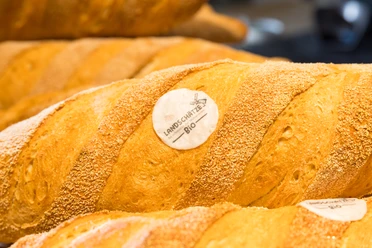 Helles Brot mit Backoblate "Landschätze" in Nahaufnahme