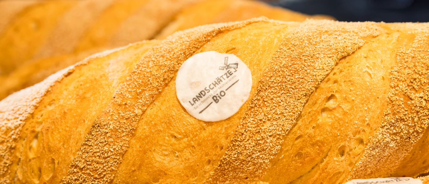 Helles Brot mit Backoblate "Landschätze" in Nahaufnahme