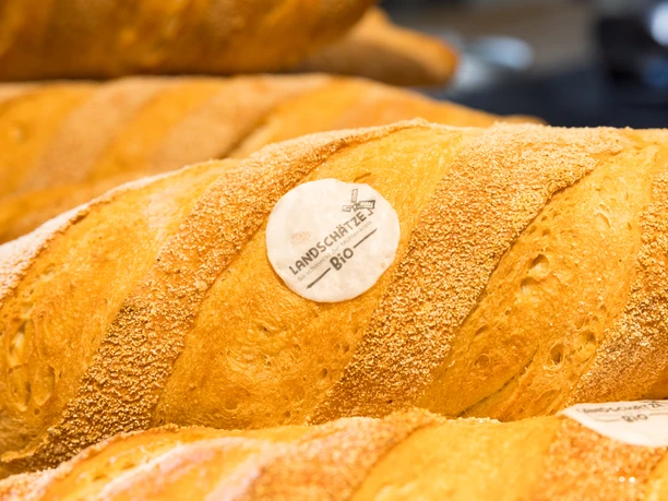 Helles Brot mit Backoblate "Landschätze" in Nahaufnahme