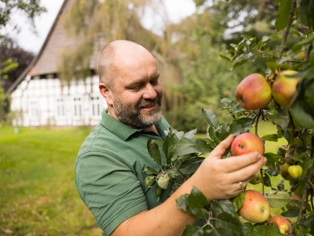 Frederik Schwier am Apfelbaum