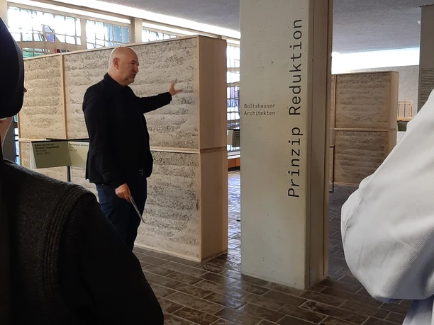 Roger Boltshauser führt durch die Ausstellung © Sr. Gielia Degonda