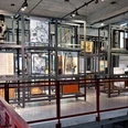 Museum Industriekultur Ein Stahlgerüst präsentiert Kunstwerke und Fotografien in einem modernen Loft-Ambiente.