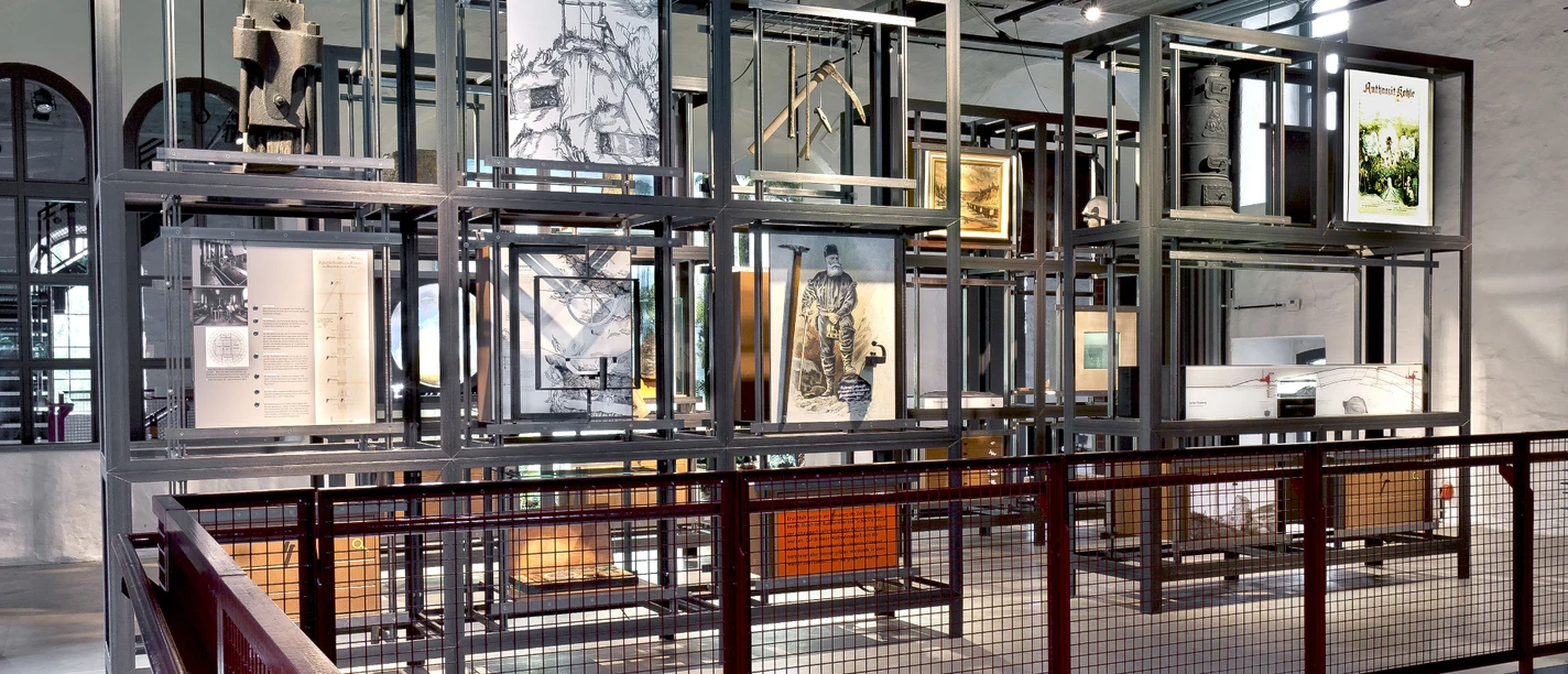 Museum Industriekultur Ein Stahlgerüst präsentiert Kunstwerke und Fotografien in einem modernen Loft-Ambiente.