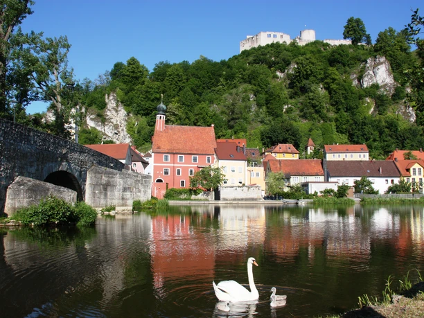 Kallmünz an Vils und Naab Der Künstlerort Kallmünz liegt malerisch eingebettet zwischen Vils und Naab mit Blick auf die Burgruine Kallmünz