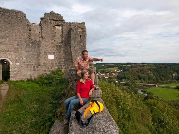 Wanderer auf der Burgruine Kallmünz Wanderer sitzen auf der Burgruine Kallmünz mit Blick auf das Naabtal.