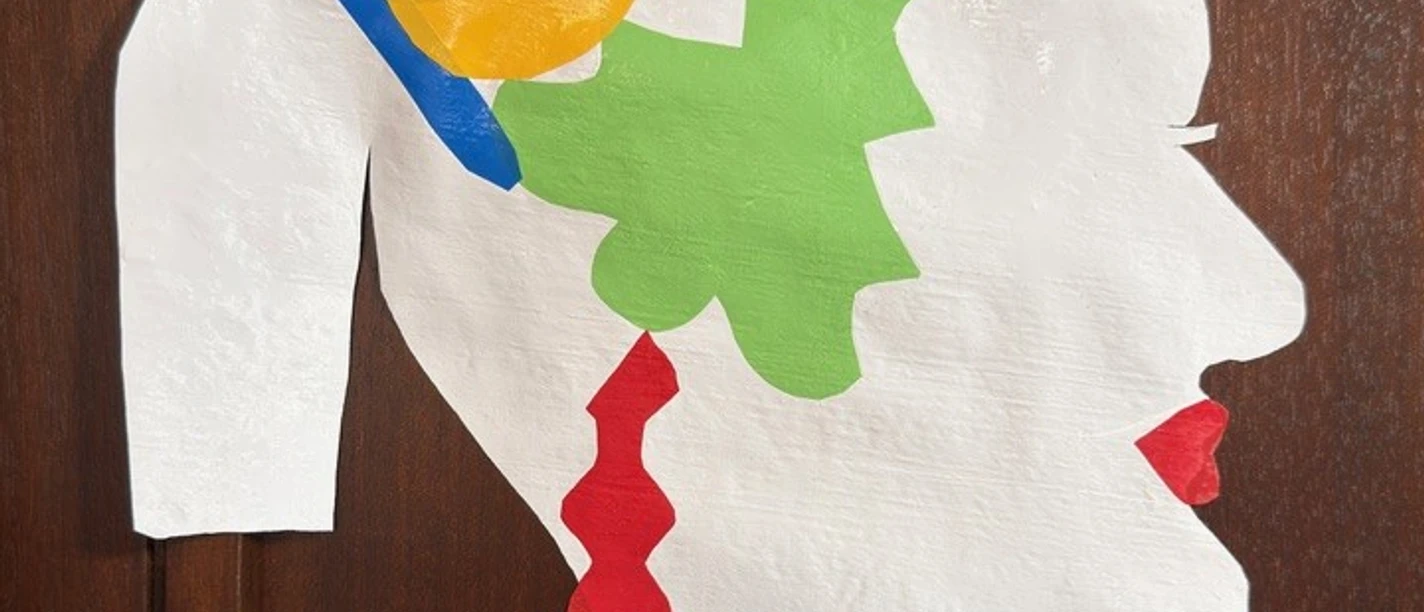 Bunte Papiercollage als Frauenprofil an Wand