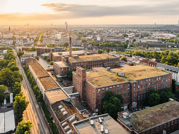 Leipziger Baumwollspinnerei aus der Vogelperspektive mit Skyline – präsentiert vom Leipzig Convention Bureau