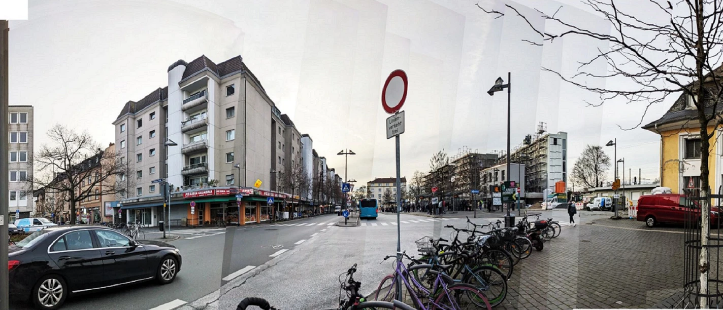 Erschwingliches Wohnen am Bahnhof, Blick über den Bahnhofsvorplatz zum Meldeamt
