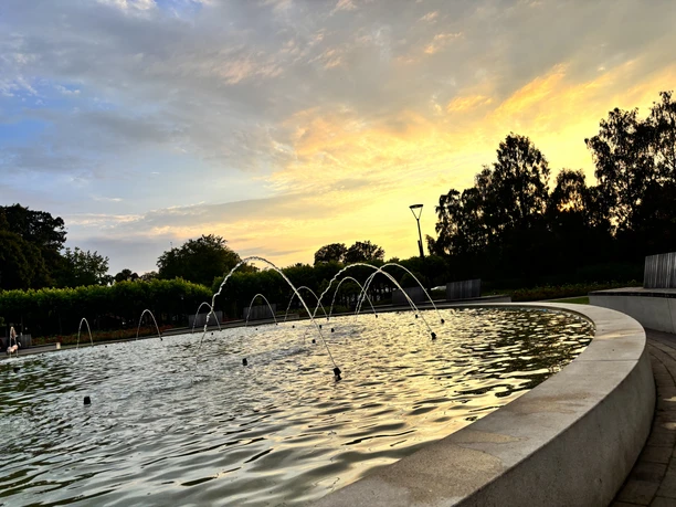 Springbrunnen Schloßpark bei Dämmerung