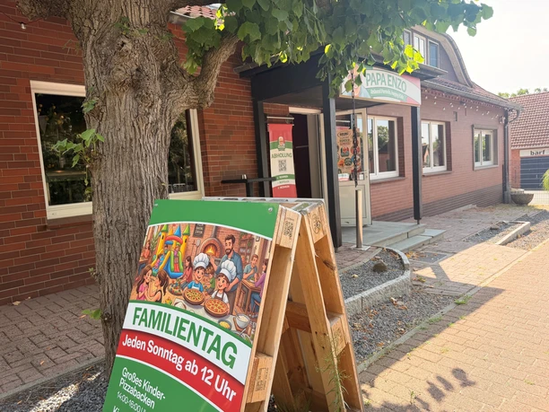 Eingang Papa Enzo mit Aufsteller Familientag