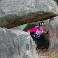 Een van de meer dan 70 megalithische graven langs de fietsroute van de megalietcultuur Großsteingräber in HesekeEen fietser bij een van de megalithische graven in het Osnabrücker Land op de fietsroute van de megalietcultuur