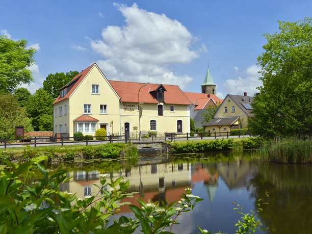 Wandern auf dem Mühlenweg am Wiehengebirge De Mühlenweg komt onder meer langs de molen de Venner Mühle dat op een eiland ligt en dus omringd door water is