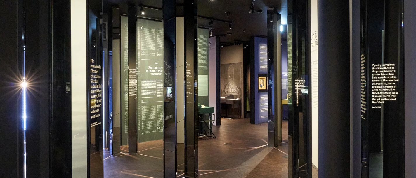 Spiegelwald mit Texttafeln in Ausstellung