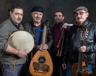 Vier Musiker der Gruppe UNAVANTALUNA mit Trommel, Oud, Blasinstrument und Gitarre.