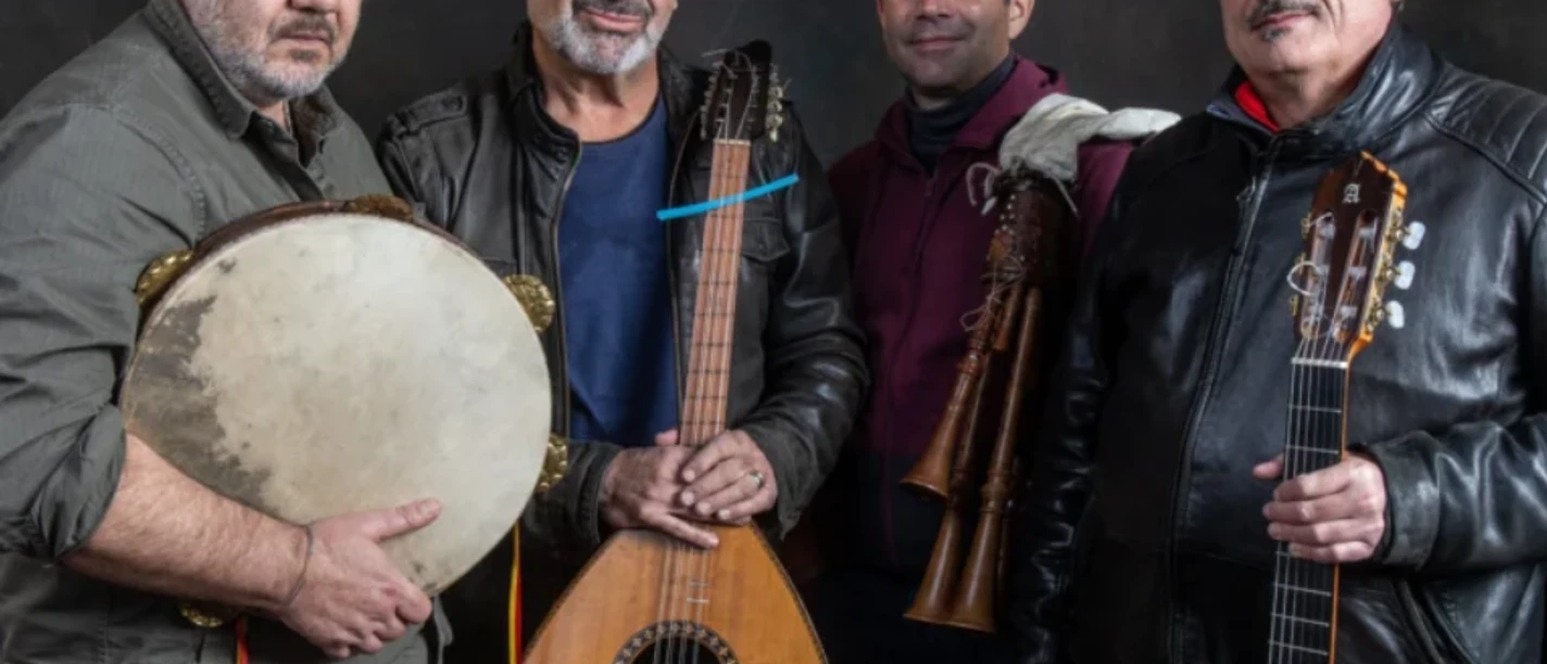 Vier Musiker der Gruppe UNAVANTALUNA mit Trommel, Oud, Blasinstrument und Gitarre.