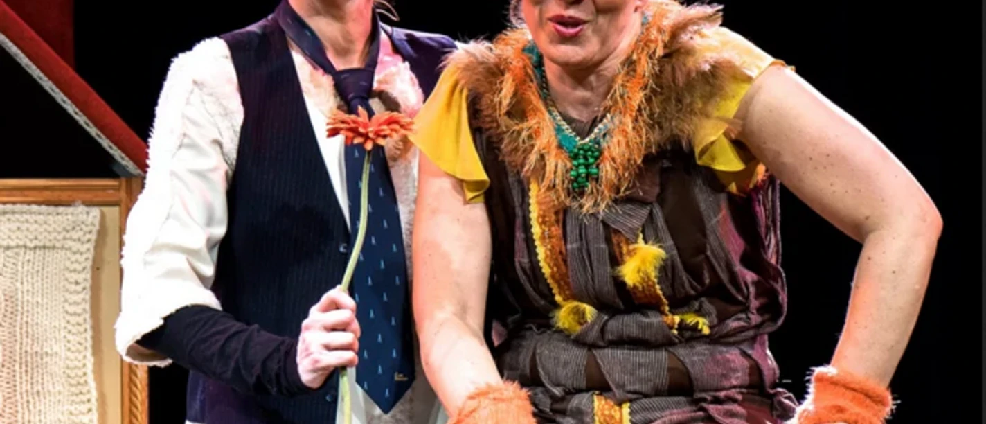 Kostümierte Schauspieler des Musiktheaters LUPE in einer Szene aus Wolle & Gack auf der Bühne.