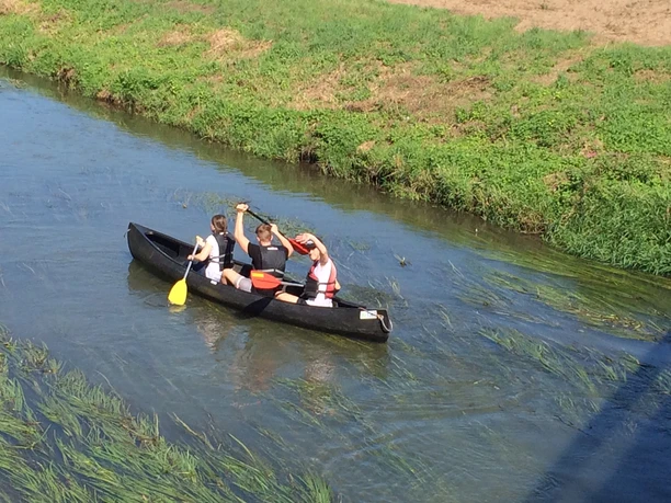 Radeln auf der Hügeltour Kano met drie personen over een smal, ongerept stuk rivier.