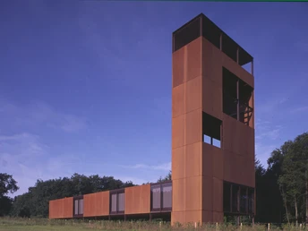 Museum und Park Kalkriese Moderner Aussichtsturm mit Rostoptik inmitten grüner Landschaft und blauem Himmel.Modern observation tower with a rust look in the middle of a green landscape and blue sky.Moderne udkigstårn med rust-look midt i et grønt landskab med blå himmel.Moderne uitkijktoren met roestlook te midden van een groen landschap en blauwe lucht.