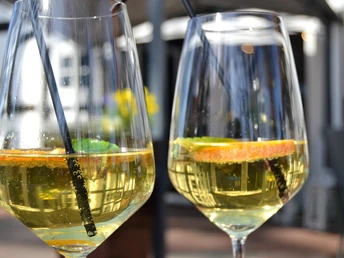 Radeln auf dem BO 1 - Rund um Bohmte Zwei gefüllte Weingläser mit Strohhalmen und Zitrusschreiben im Freien.