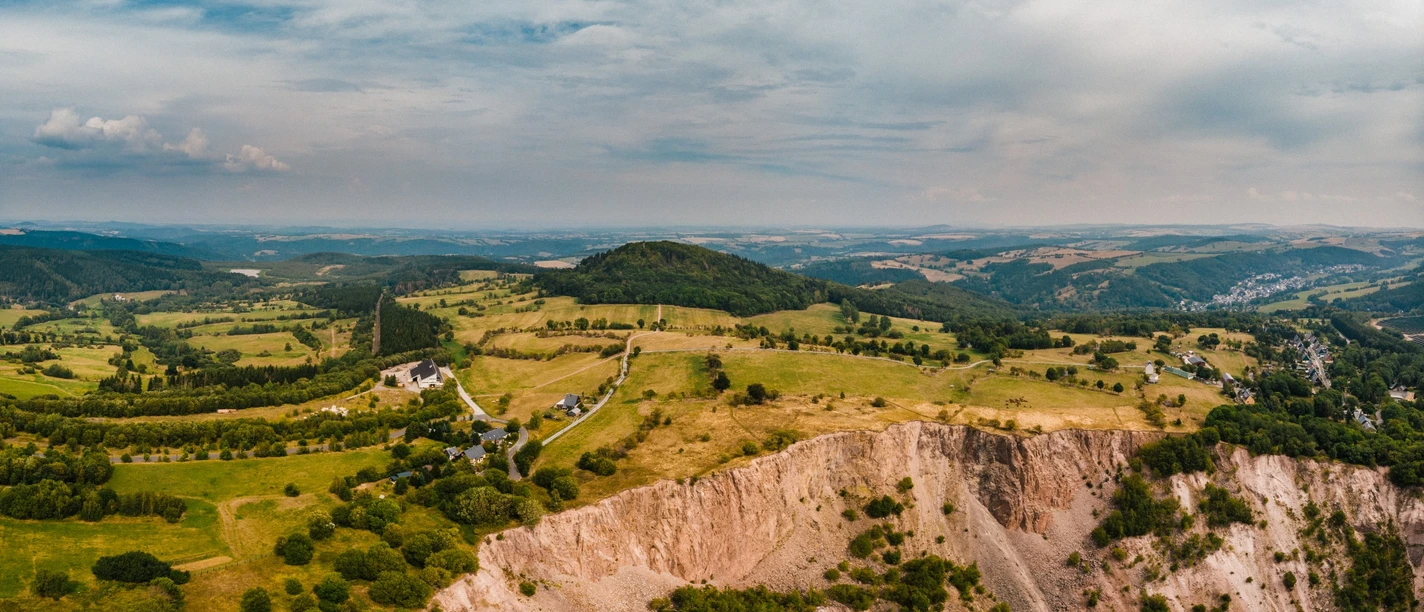 Blick von oben auf die Altenberger Pinge und den Geisingberg