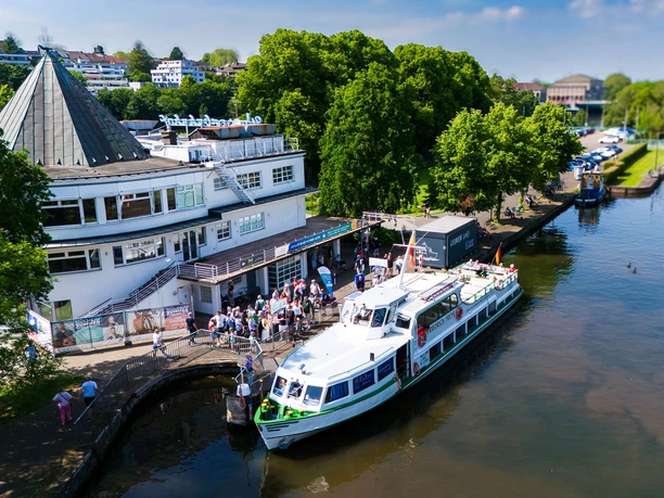 Fahrgastschiff am Anleger Wasserbahnhof in Mülheim an der Ruhr, daneben das Schleusenbecken