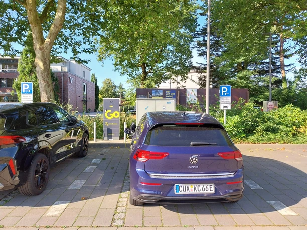 Ladesäule und Autos 3_C.Lein.jpg