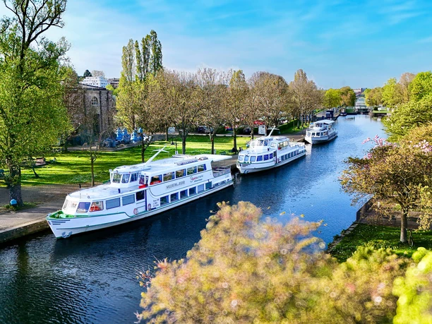 Ausflugsschiffe auf der Ruhr an der grünen Schleuseninsel in Mülheim