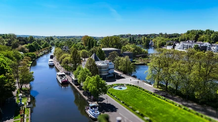Luftblick auf die Schleuseninsel Mülheim mit Flussarmen, Booten und viel Grün