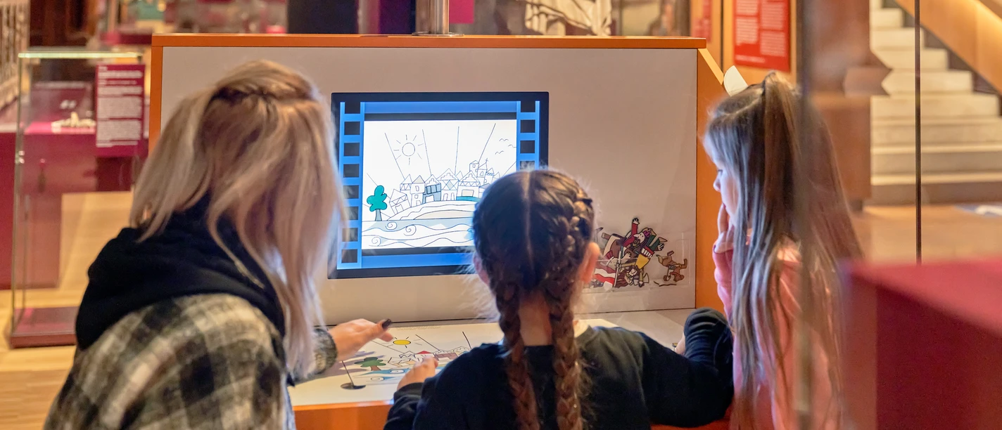 Kinder an interaktiver Medienstation im Museum