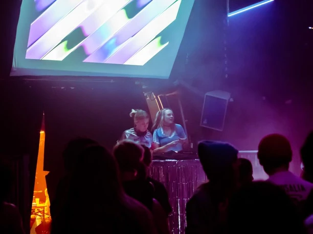 studio rainbow - techno for queers and friends DJs vor Publikum im Club Z, umgeben von violettem Licht und grafischen Projektionen