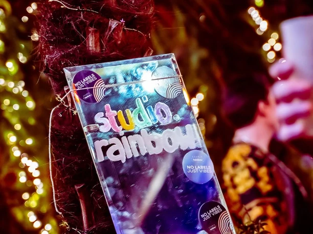 studio rainbow - techno for queers and friends Glänzendes studio-rainbow-Plakat mit bunten Lichtern und festlicher Clubdeko