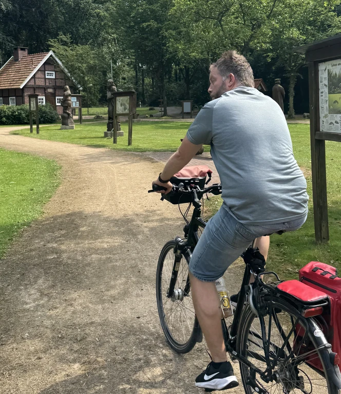 Felder, Waldstücke und kleine Ortschaften wechseln sich ab_quer.jpeg