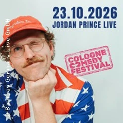 Porträt von Jordan Prince mit roter Kappe, Datum und Cologne Comedy Festival im Layout.