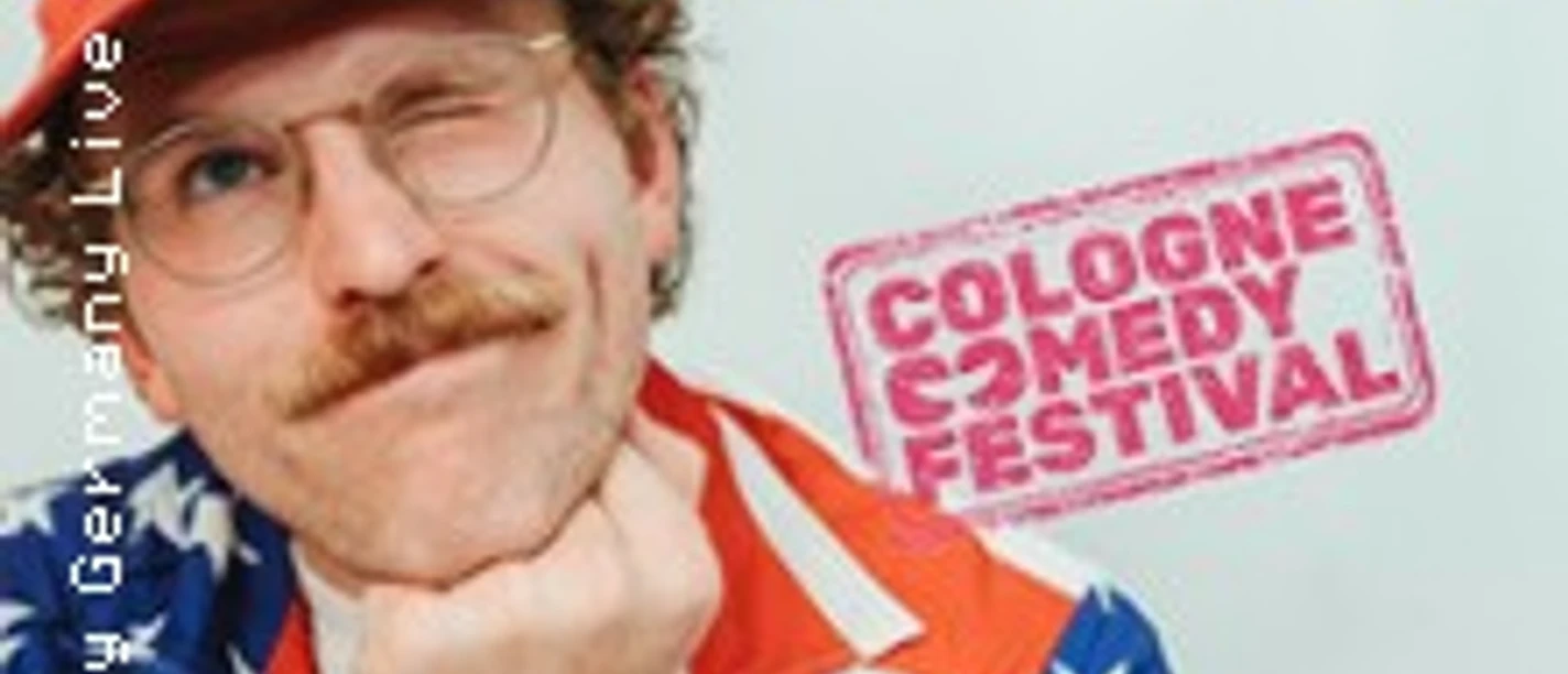 Porträt von Jordan Prince mit roter Kappe, Datum und Cologne Comedy Festival im Layout.