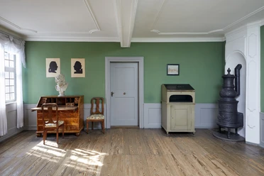 Historisches Dichterzimmer mit Schreibtisch und Ofen