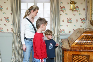 Frau mit zwei Kindern im Goethe‑Haus