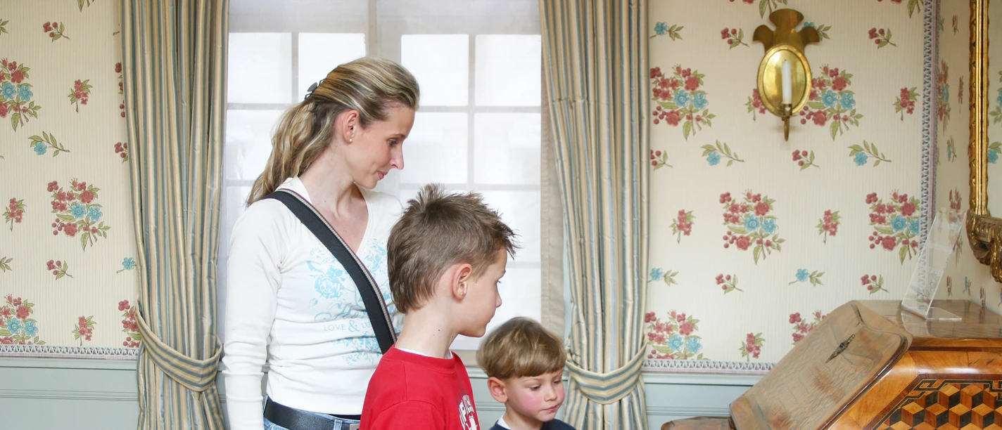 Frau mit zwei Kindern im Goethe‑Haus