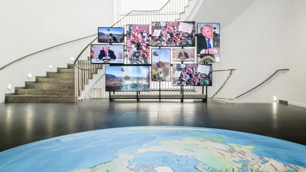 Videoinstallation mit mehreren Bildschirmen im Museum