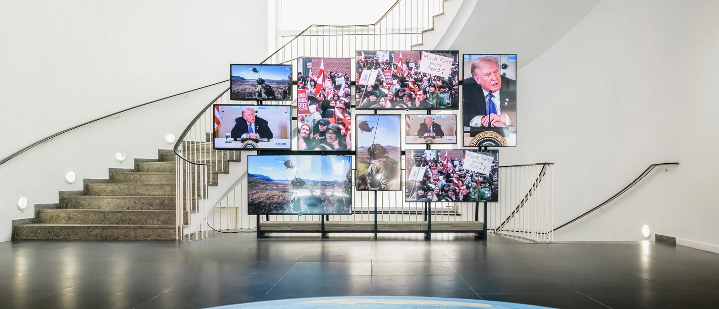 Videoinstallation mit mehreren Bildschirmen im Museum