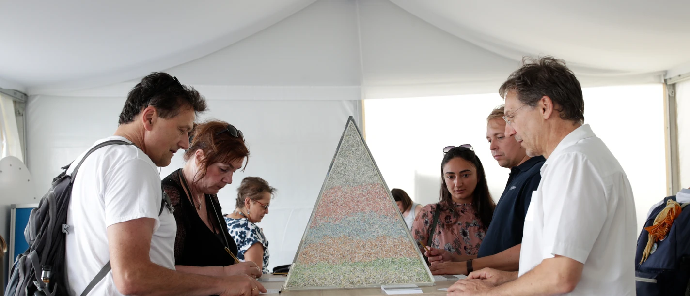 Besucher am interaktiven Exponat im Geldmuseum