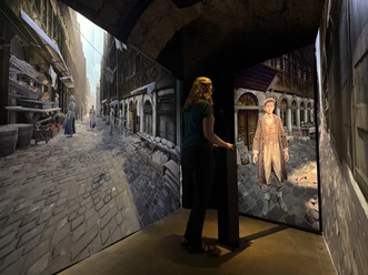Besucherin an Medieninstallation im Jüdischen Museum Frankfurt